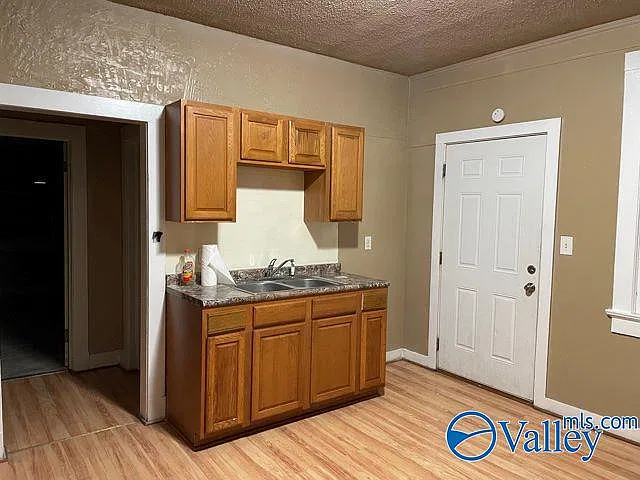 2 bed, 1.0 bath, 950 sqft, $775 — Photo 2