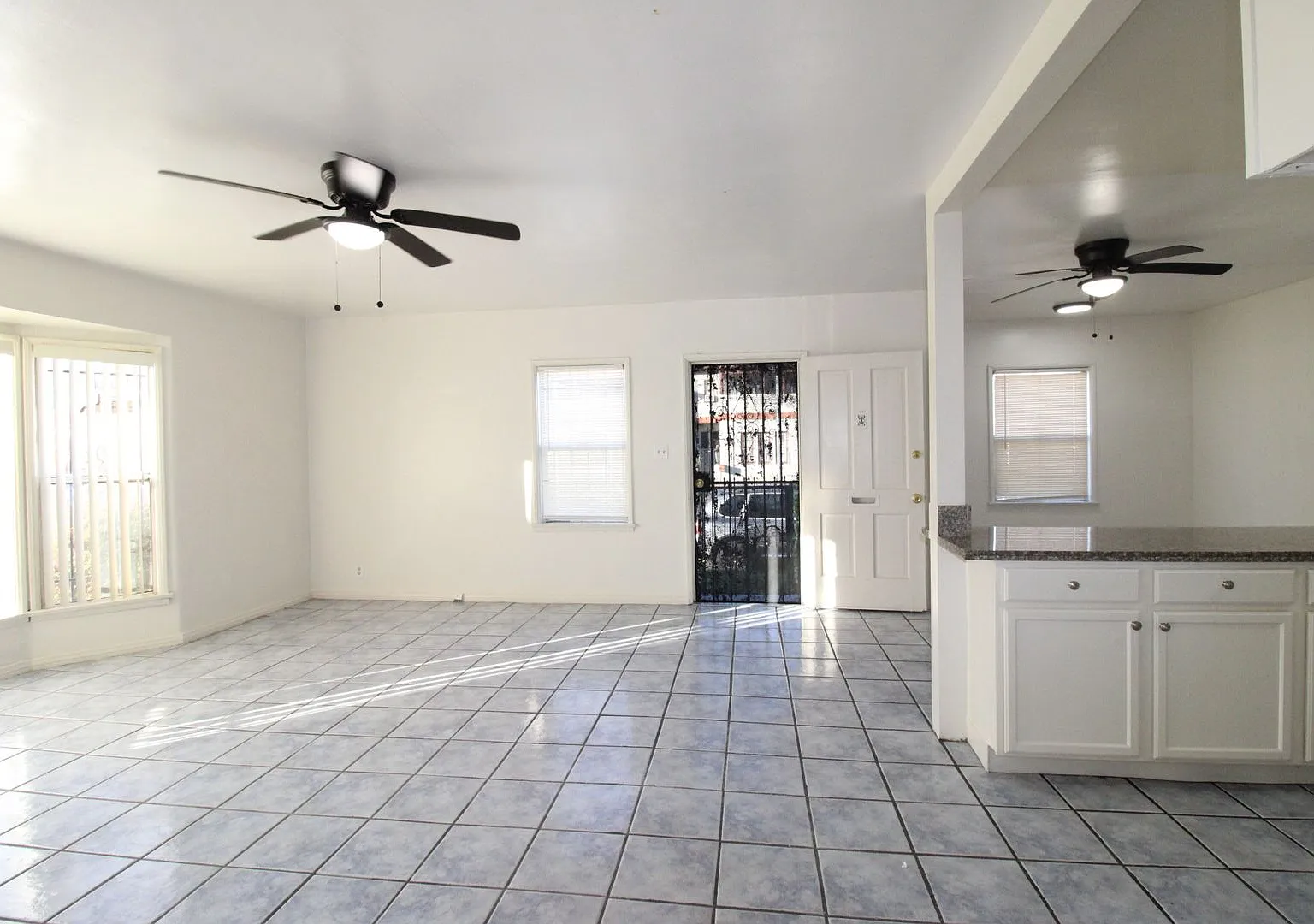 2816 W Vernon Ave — Photo 2