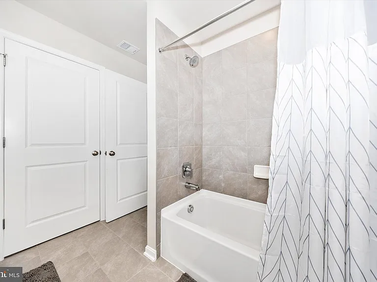 700 Bond St — Photo 27
