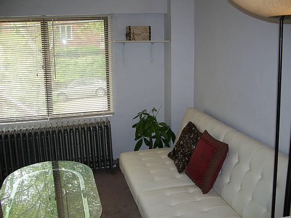 Bedroom 2 with new futon