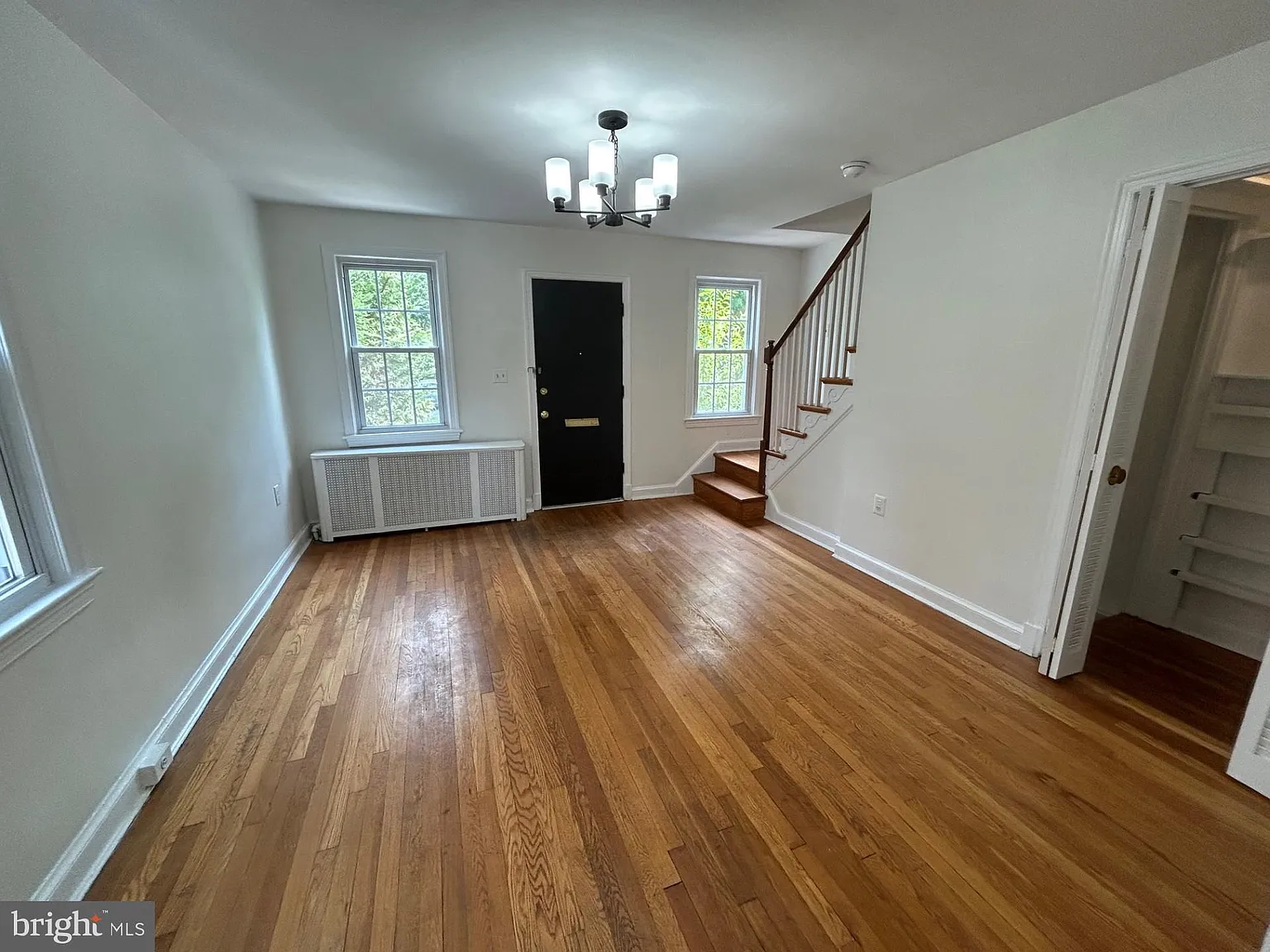 3 bed, 2.0 bath, 1460 sqft, $4,400 — Photo 2