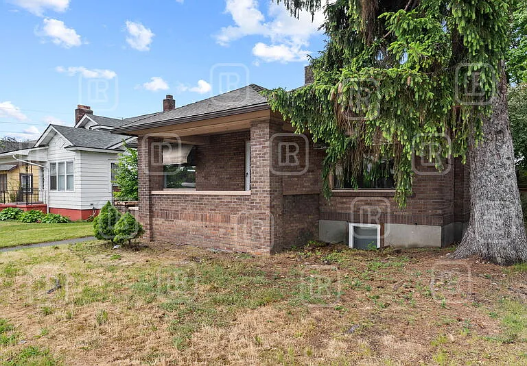 808 E Mission Ave — Photo 3