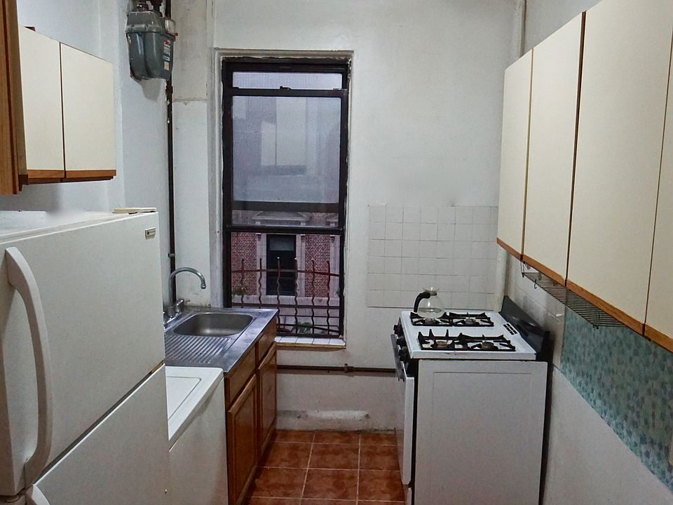 2nd image of 160 Wadsworth Ave APT 407