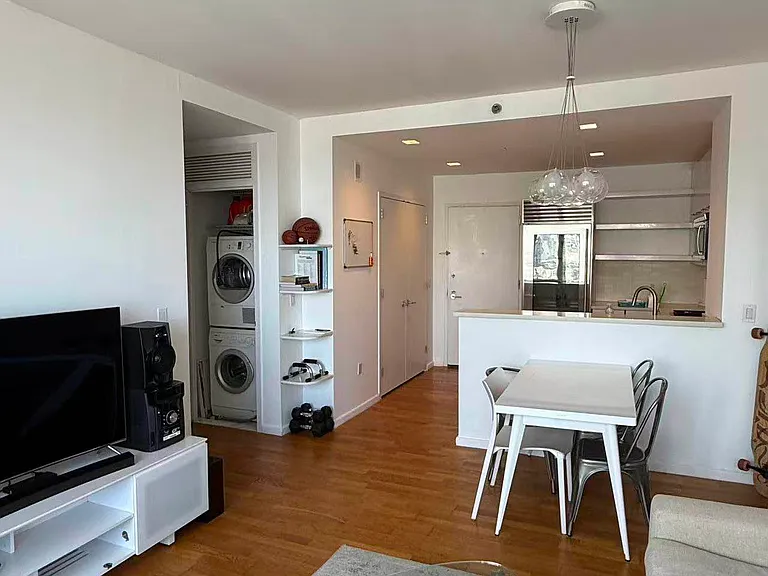 635 W 42nd St #18D — Photo 5