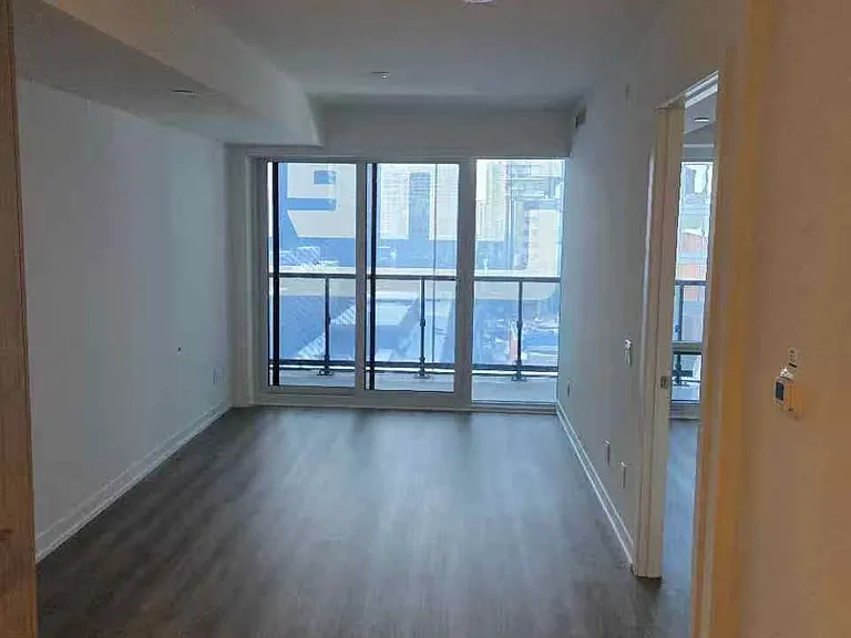 771 Yonge St W #1002 — Photo 2