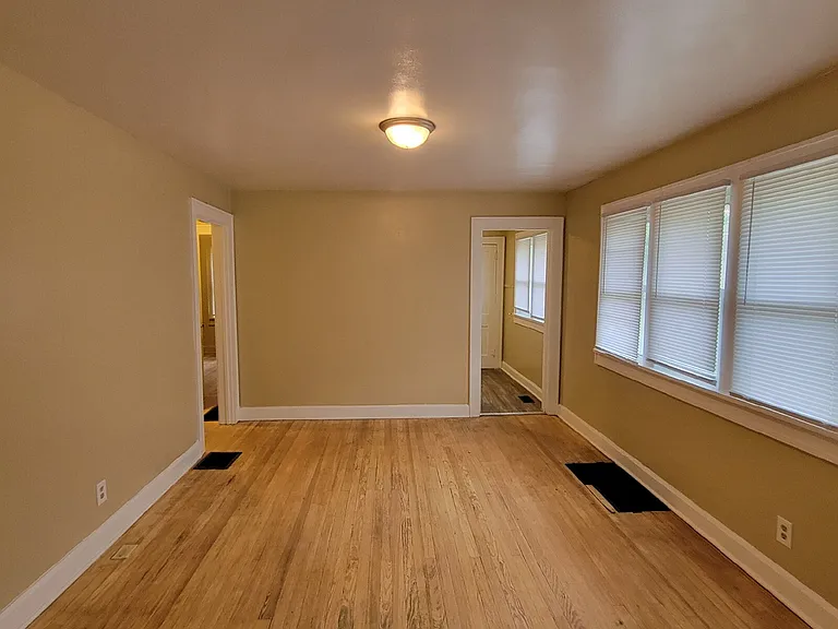 327 S Lockburn St — Photo 4