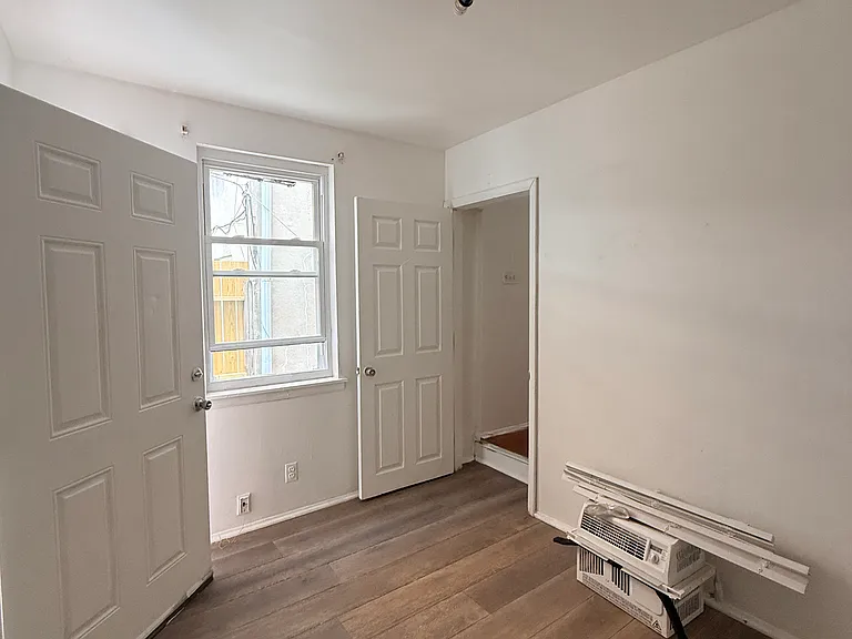 254 S 10th St #1-R — Photo 2