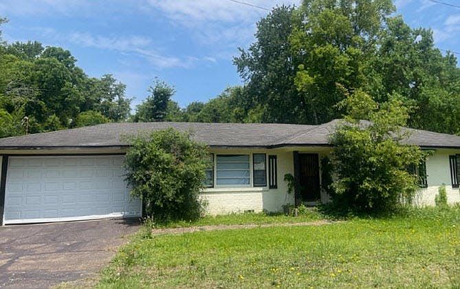 1st image of 2818 Camellia Dr