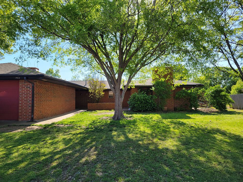 Front yard of 1413 N Hartford