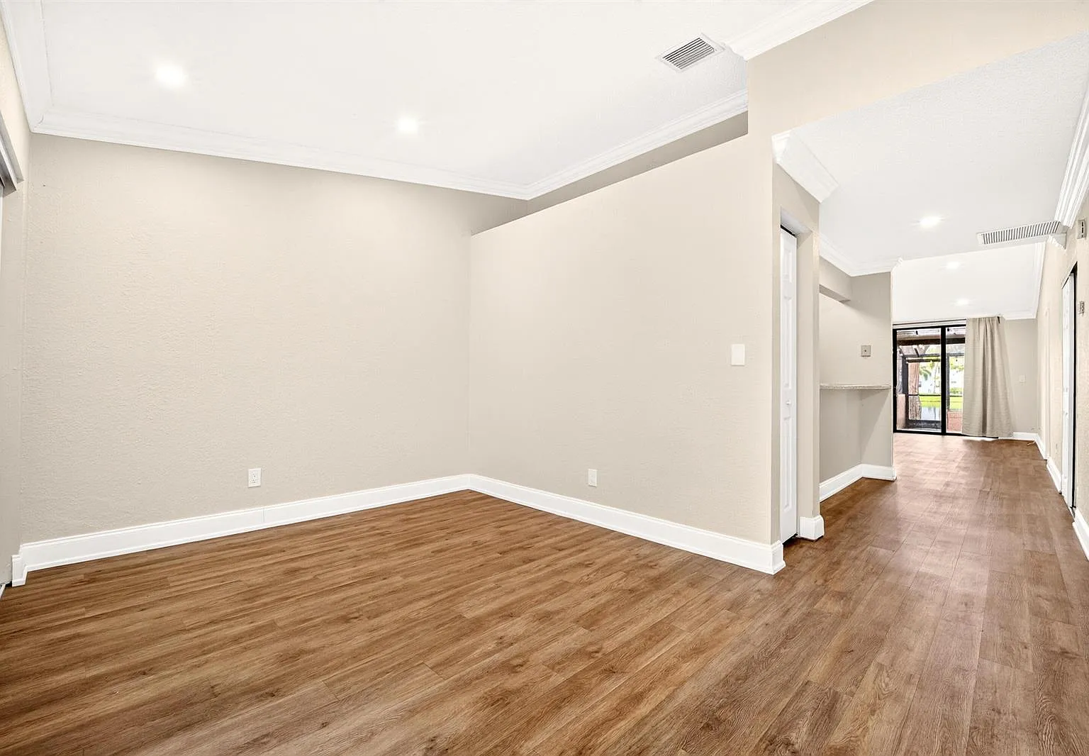 NW 122nd Ter, Pembroke Pines — Photo 2