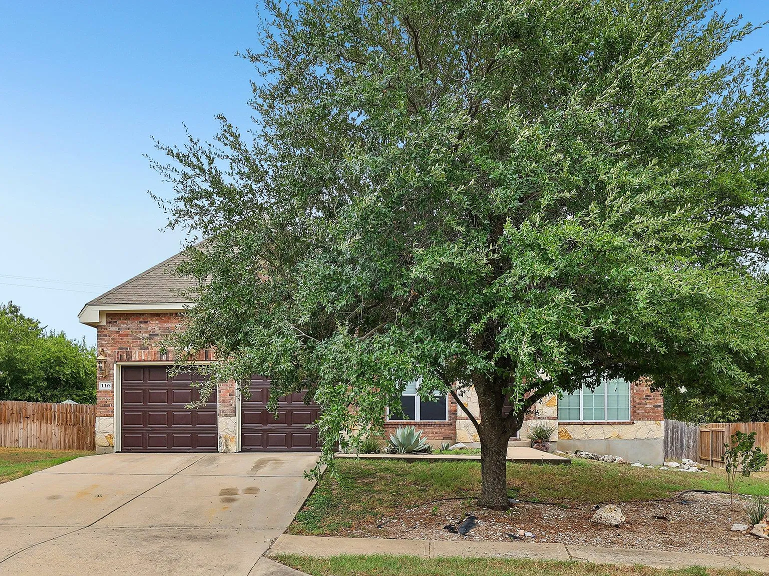 3 bed, 2.0 bath, 2032 sqft, $2,250 — Photo 2