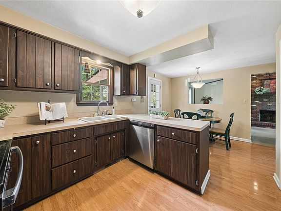 5th image of 952 Murphy Dr