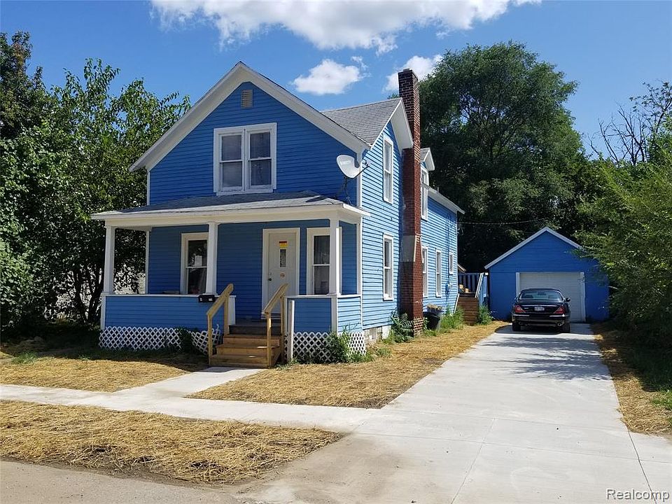 Front of house with porch and garage for storage