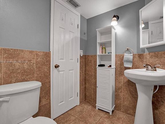4th image of 1601 NE 191st St #B306