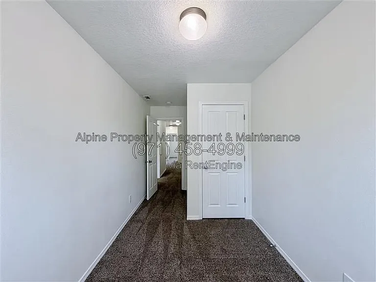 210 NW Connell Ave — Photo 25