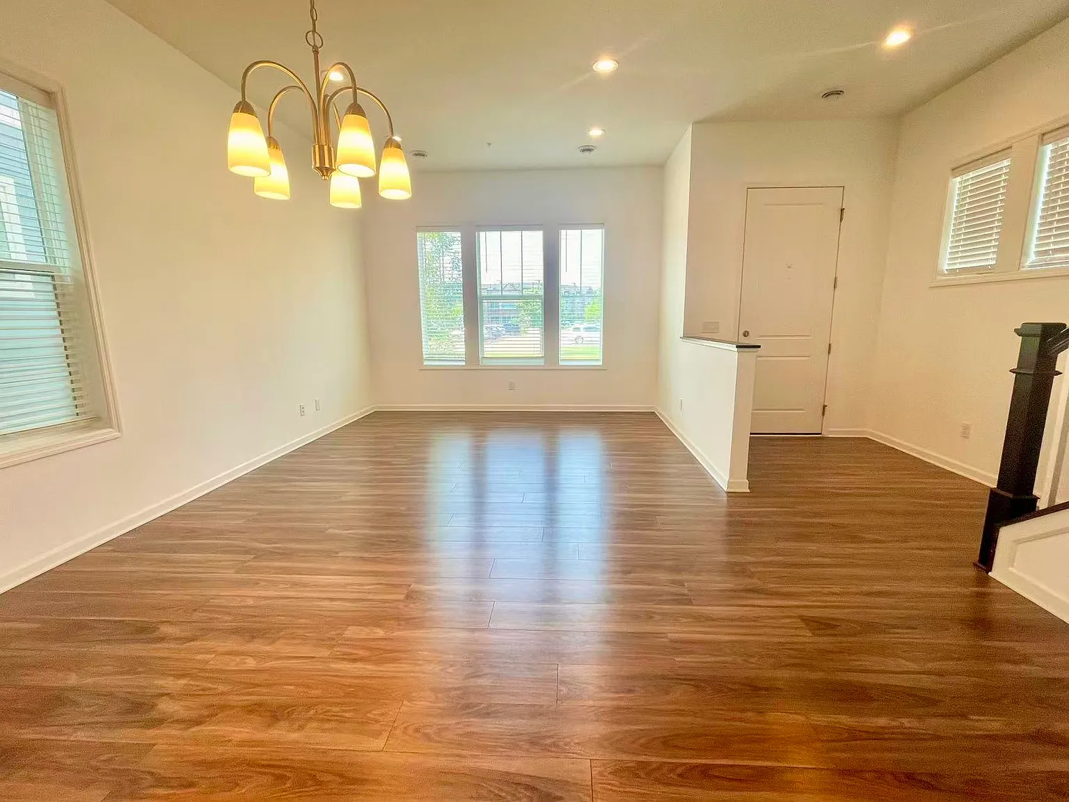 4 bed, 1896 sqft, $3,000 — Photo 2