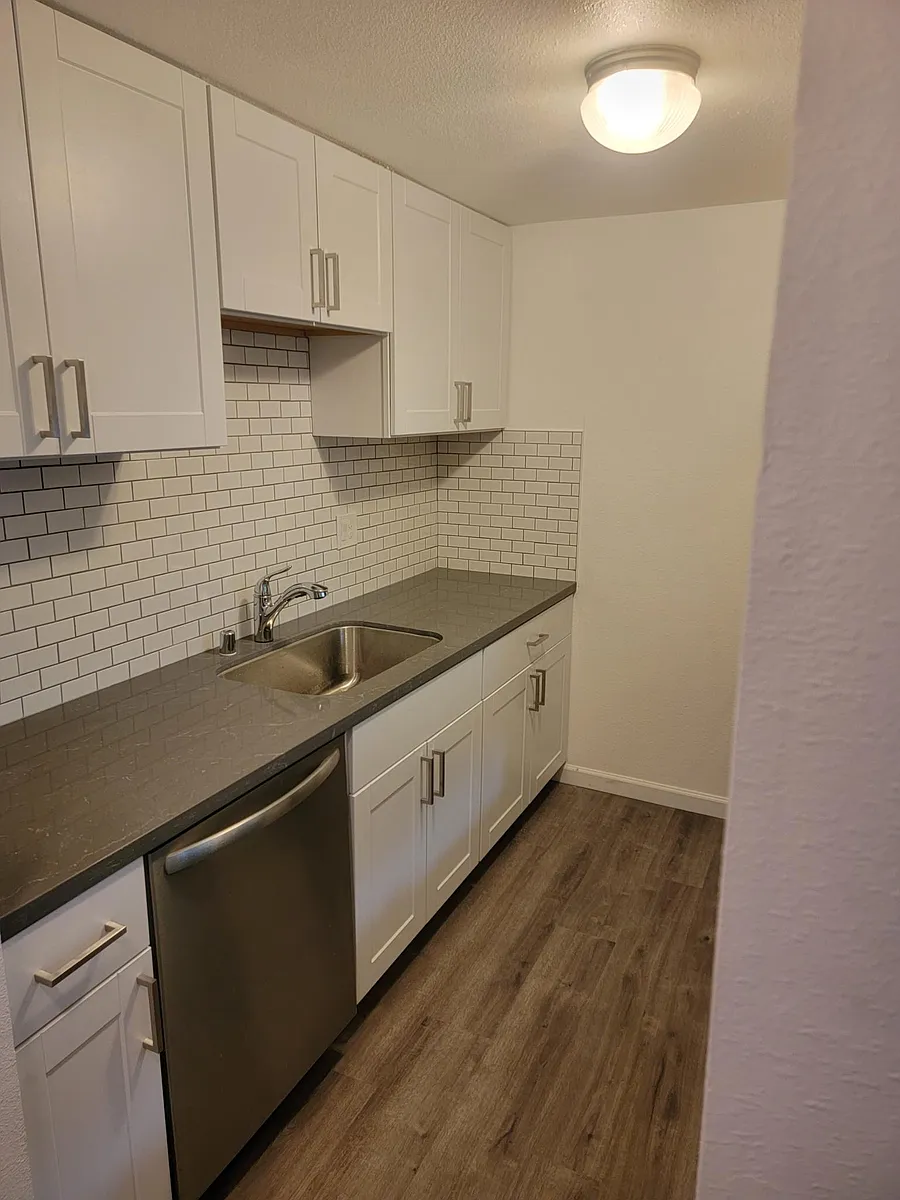 KITCHEN - 2300 Sycamore Ln #24