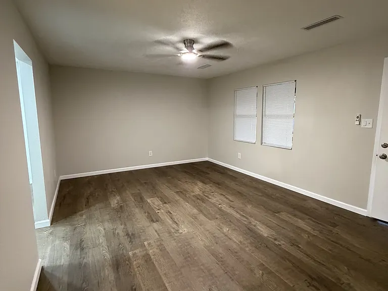 1530 W Lynn St — Photo 1