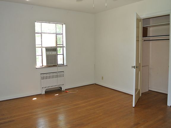 bedroom with one closet