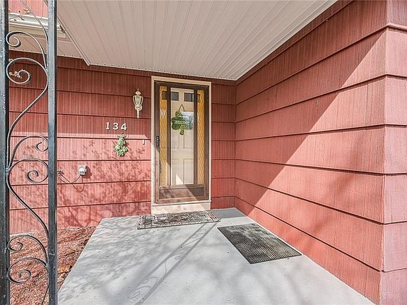 5th image of 134 Sunridge Ave