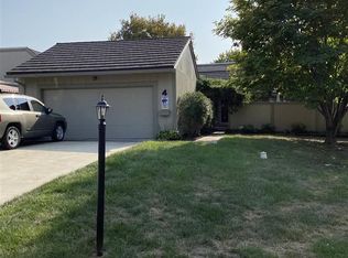 4 SW Pepper Tree Ln, Topeka, KS 66611