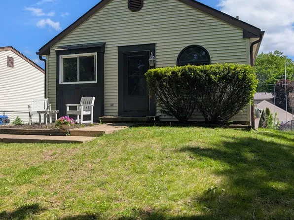 904 Britta Ln, Geneva, IL 60134