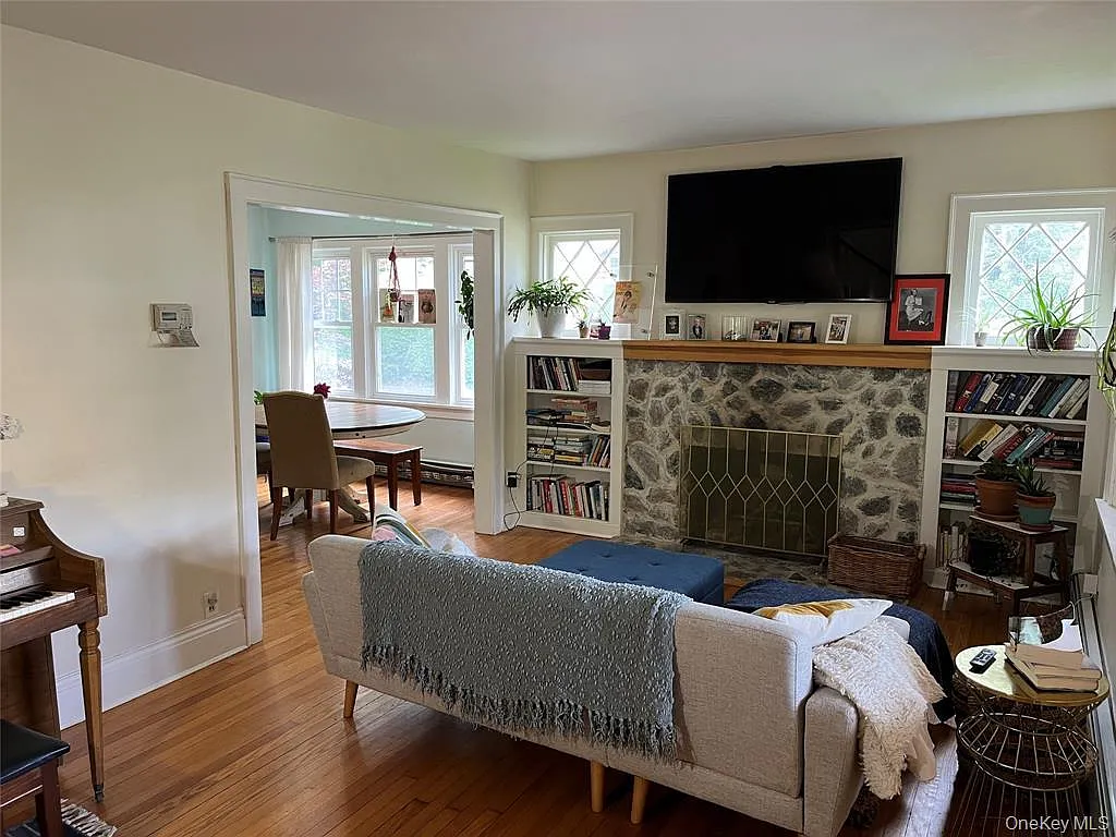 3 bed, 1.0 bath, 1400 sqft, $4,300 — Photo 2