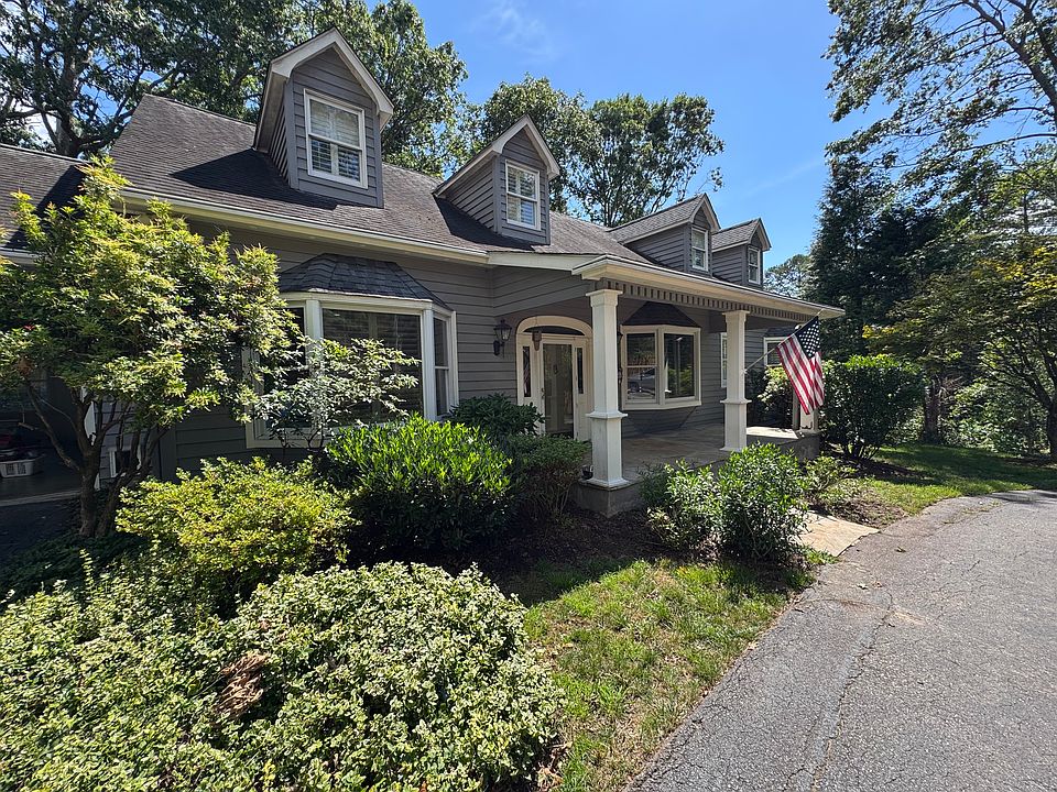 Frontal view of home with circular drive