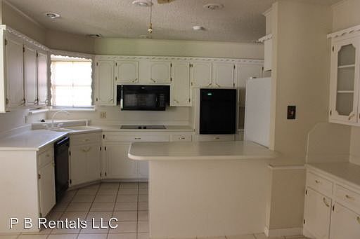5th image of 2506 NE Village Dr
