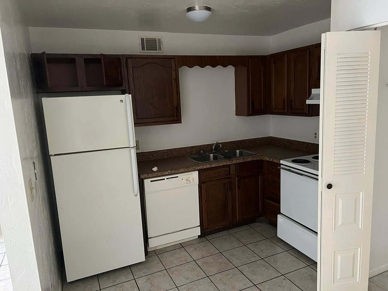 2361 SW 31st Pl — Photo 3
