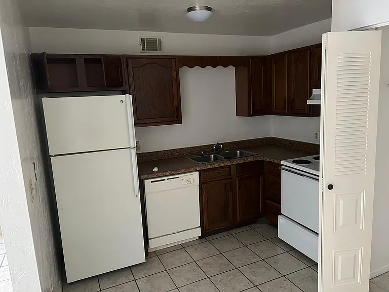 2361 SW 31st Pl #7 — Photo 5