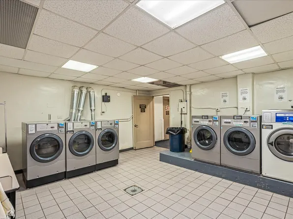 162-01 Powells Cove Boulevard image 17 of 27