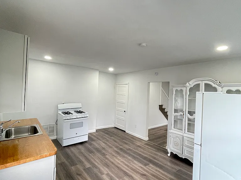 503 E State St — Photo 4