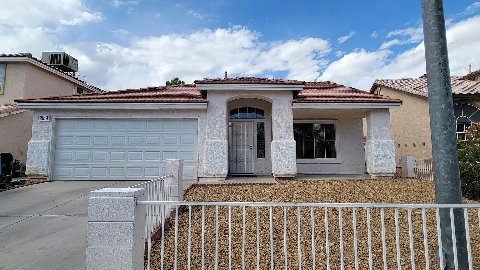 3 bedroom single story home — Photo 1