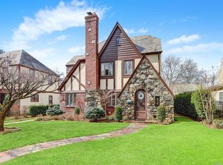 140 Tullamore Rd, Garden City, NY 11530