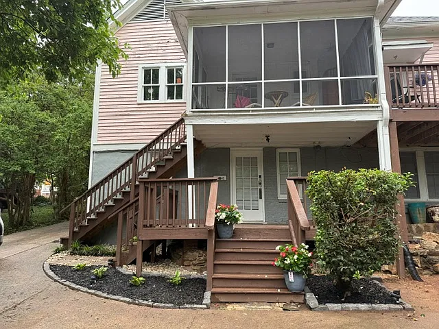 118 NW Poplar St — Photo 3