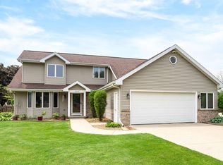 2539 W Sunnyview Cir, Appleton, WI 54914