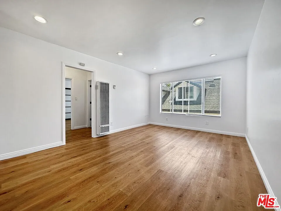 2 bed, 1.0 bath, 900 sqft, $2,495 — Photo 2