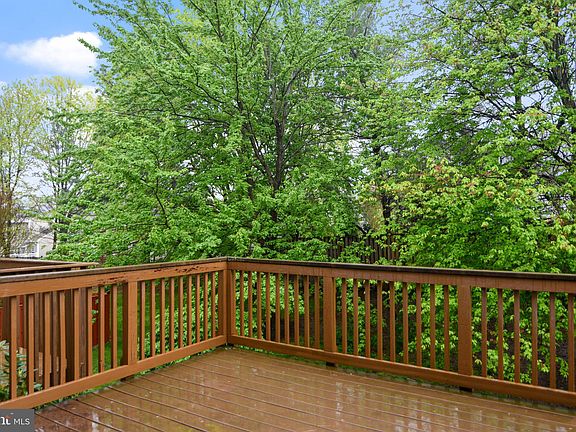 3rd image of 343 Barnfield Sq NE