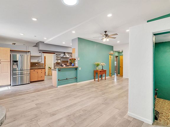 4th image of 2533 E Blacklidge Dr
