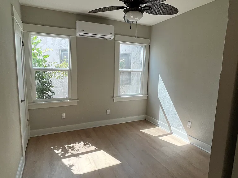 228 W Pearl St — Photo 12