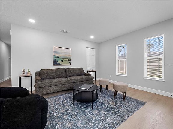 5th image of 306 Floral Dr