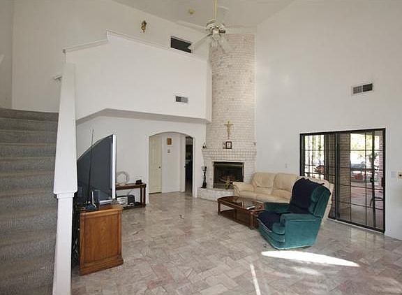 LIVING ROOM/DINING ROOM