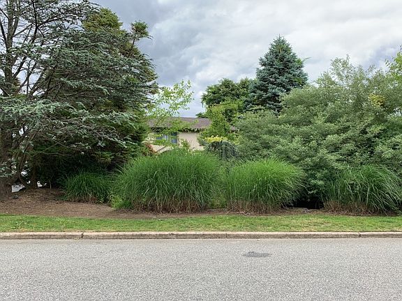 2nd image of 79 Stonehurst Ln