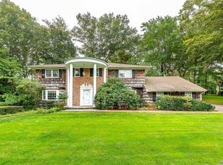 101 Tara Dr, East Hills, NY 11576