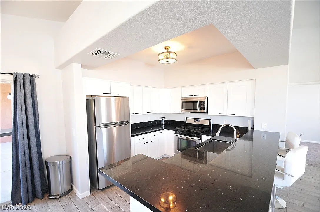 3 bed, 2.0 bath, 1344 sqft, $1,695 — Photo 4