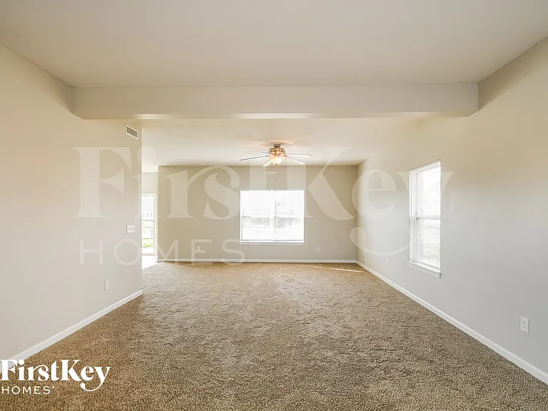 8728 N Springview Dr — Photo 4