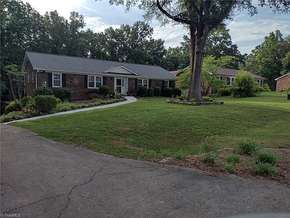 2nd image of 170 Queens Ct