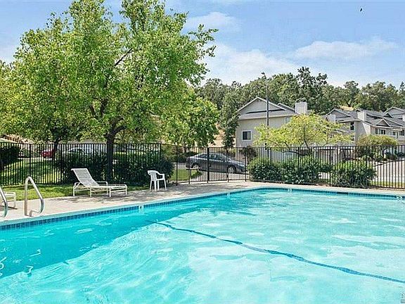 3rd image of 1271 Valley Oak Ct APT B