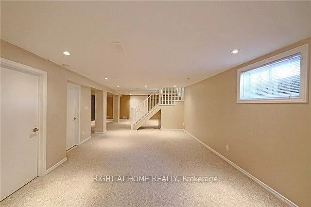 580 Taplow Cres — Photo 12